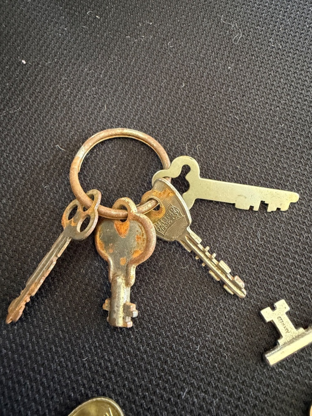 Assorted Old Keys - Picture 2 of 6